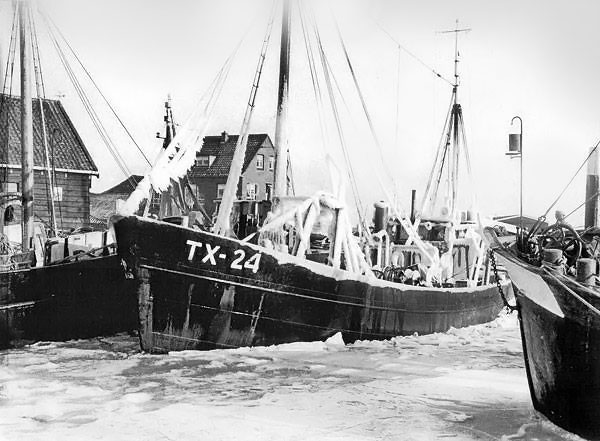 IJs in de haven van Oudeschild